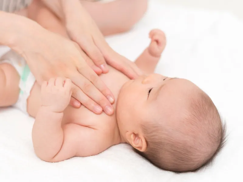 Cách chữa ngạt mũi cho trẻ sơ sinh bằng dầu tràm đúng