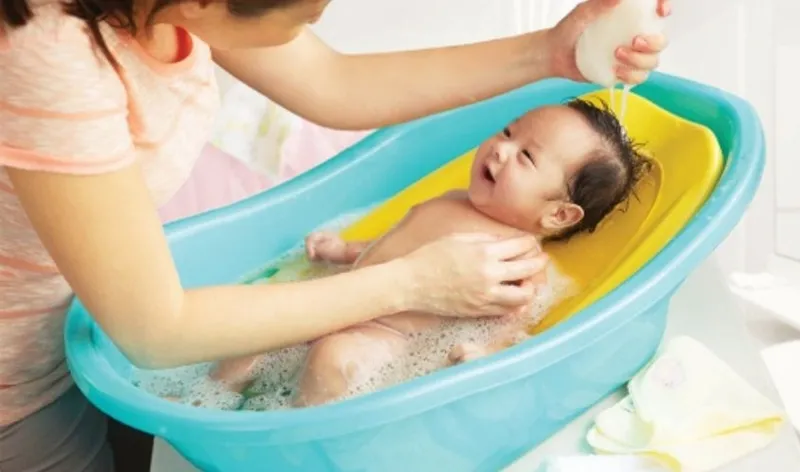 chuẩn bị trước khi tắm cho bé sơ sinh