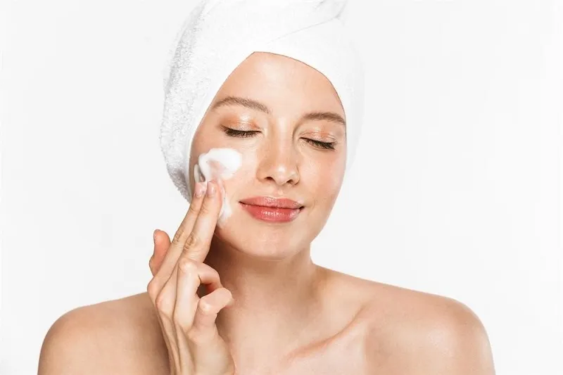 Cách xử lý da mặt bị tróc vảy trắng và ngứa