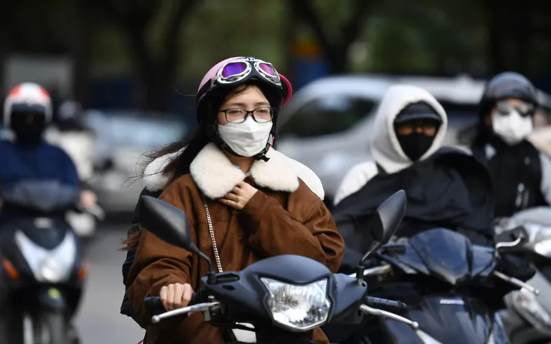 Gió lạnh và môi trường khắc nghiệt khiến da mặt khô rát đỏ vào mùa đông