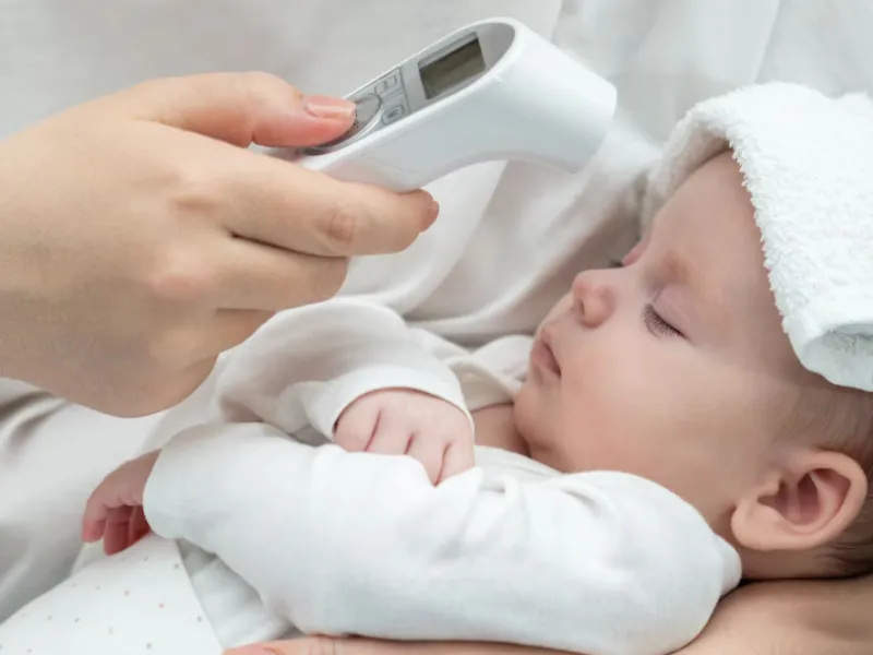 Cách xử lý khi nhiệt độ cơ thể trẻ cao