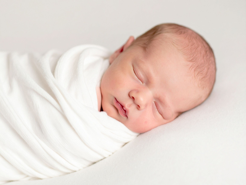 Tư thế ngủ của trẻ sơ sinh theo tháng