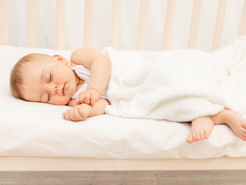Tư thế ngủ của trẻ sơ sinh theo tháng 4 – 6 tháng tuổi