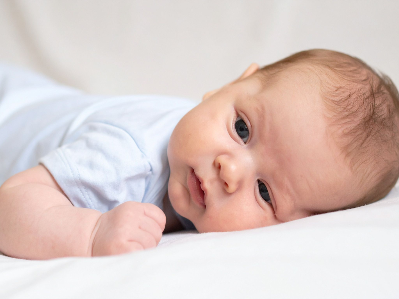 Tư thế ngủ của trẻ sơ sinh theo tháng quan trọng như thế nào?