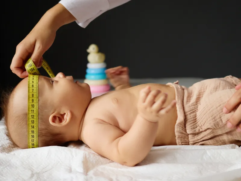 Vì sao cần theo dõi vòng đầu trẻ sơ sinh