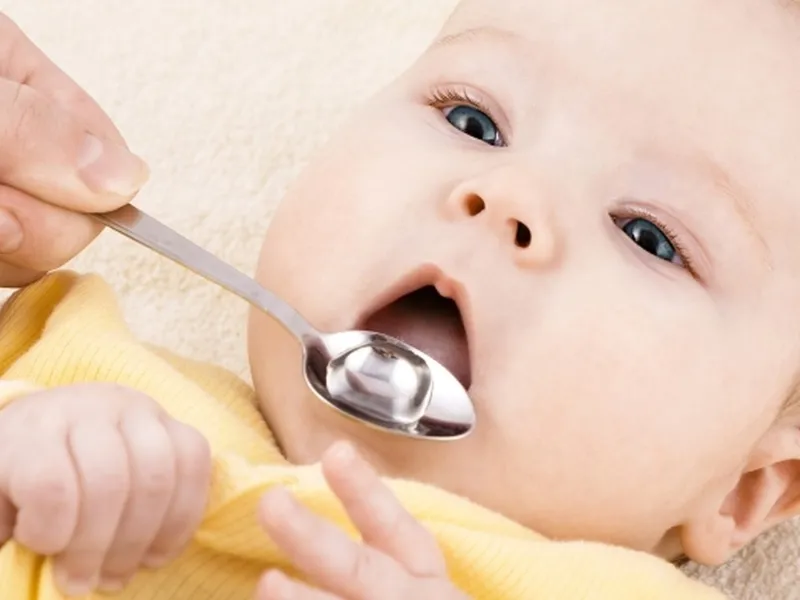 Trẻ sơ sinh có uống nước không và giải đáp từ chuyên gia