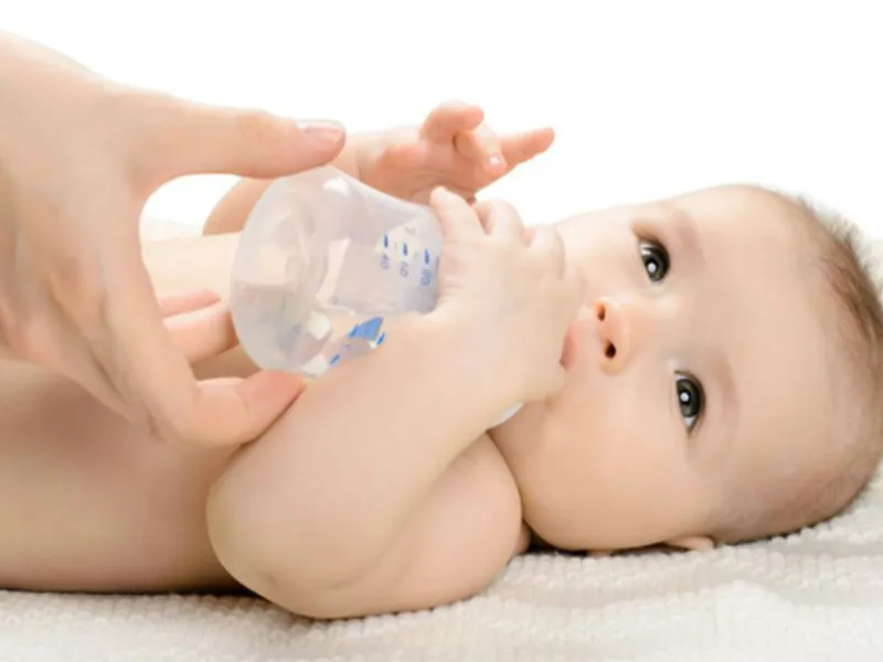 Vì sao trẻ sơ sinh không cần uống nước?