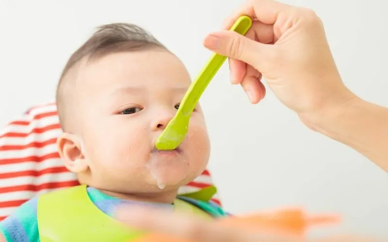 Cho ăn dặm trước 6 tháng