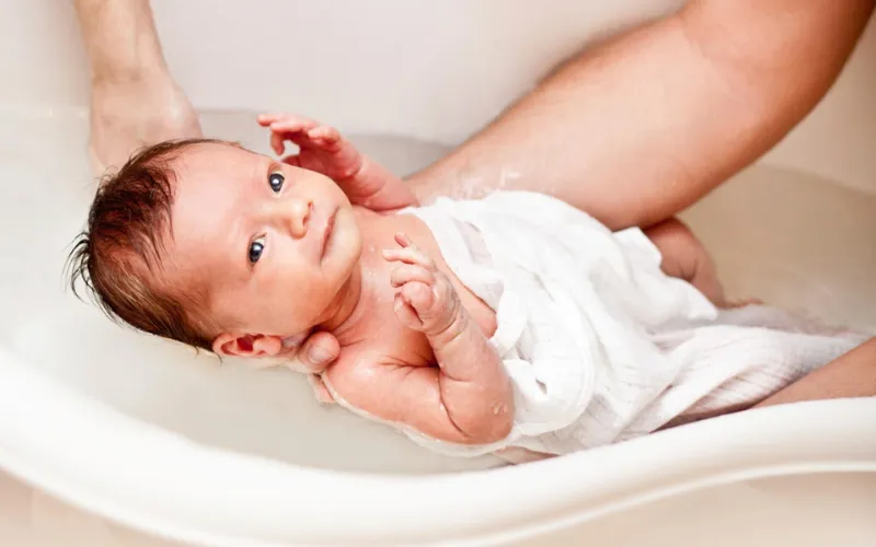 Vệ sinh da bé hằng ngày bằng nước ấm