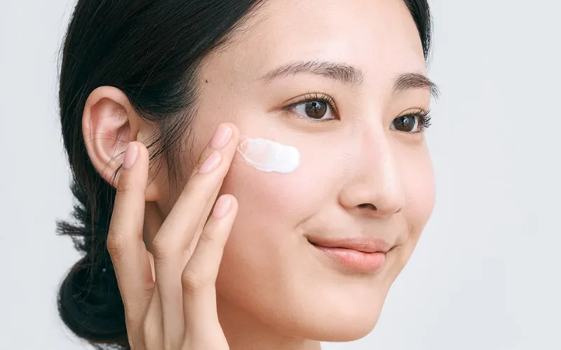 Bổ sung thành phần dưỡng ẩm và phục hồi. kem chống nắng dành cho da khô nhạy cảm