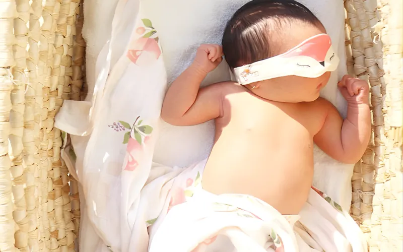 Bảo vệ vùng mắt và vùng đầu của trẻ