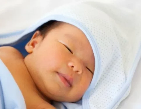 tre-so-sinh-bi-vang-da-me-kieng-an-gi