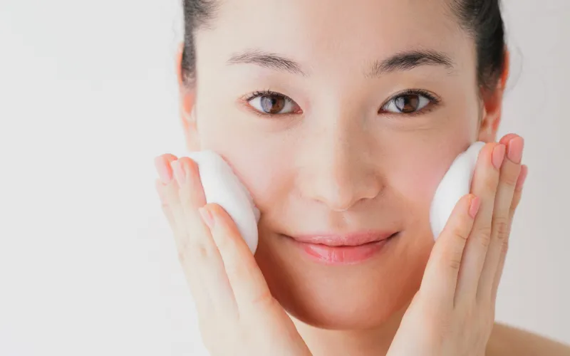 Vì sao độ pH của sữa rửa mặt ảnh hưởng đến da?