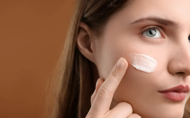 Sữa rửa mặt có làm sạch kem chống nắng không?