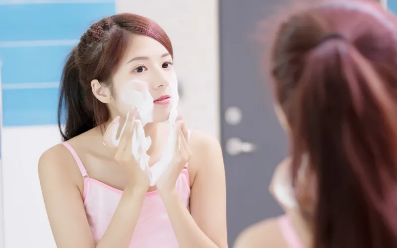 Sữa rửa mặt có làm sạch kem chống nắng không?