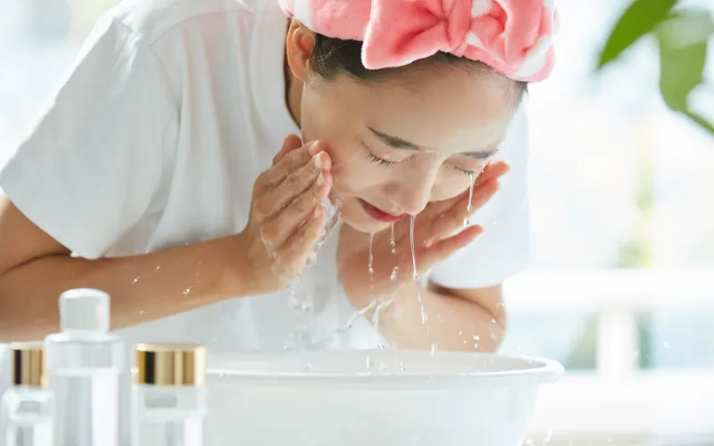 Thực hiện bước rửa mặt bằng sản phẩm phù hợp