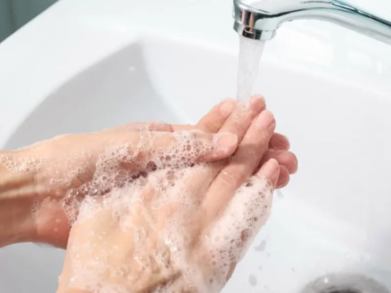 Làm sạch tay trước khi chăm sóc da