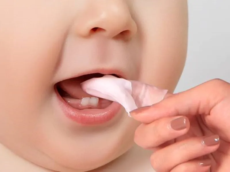 Bé 1 tuổi đánh răng được chưa
