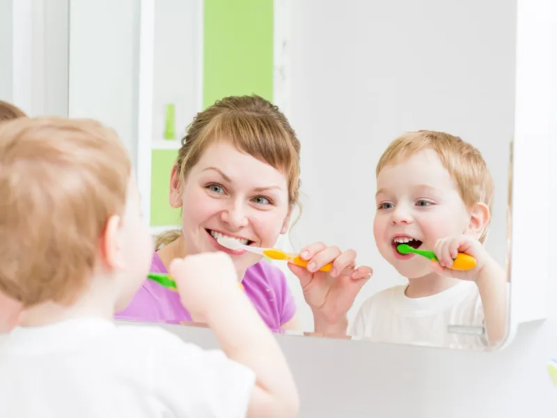 Cách đánh răng đúng cho bé 1 tuổi
