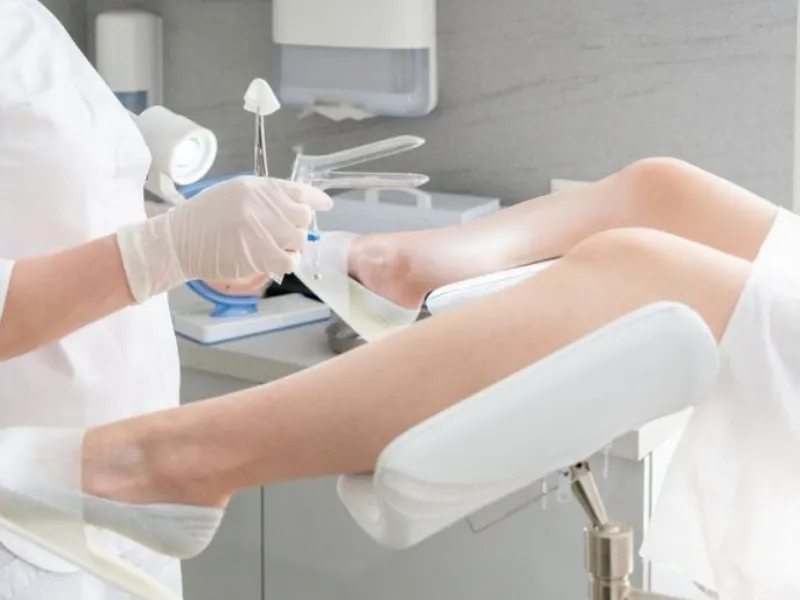 Khi gặp vấn đề viêm nhiễm mẹ bầu cần đi khám phụ khoa để có giải pháp chăm sóc phù hợp