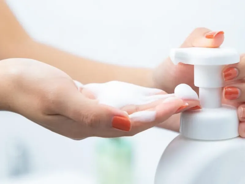 Dung dịch vệ sinh phụ nữ là sản phẩm hỗ trợ làm sạch bên ngoài vùng kín