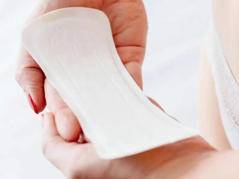 Cách vệ sinh vùng kín đúng cách cho nữ - Thay bằng vệ sinh thường xuyên