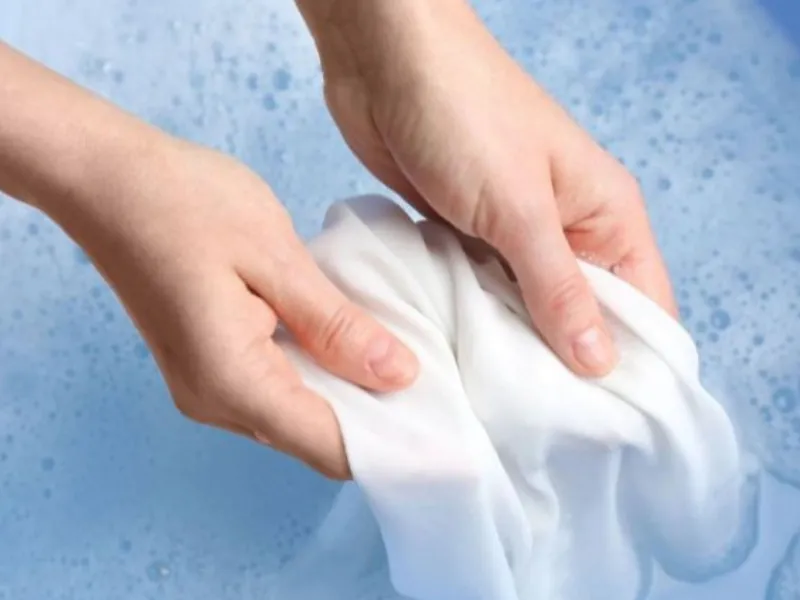 Cách vệ sinh vùng kín đúng cách cho nữ - giặt và thay quần lót hàng ngày