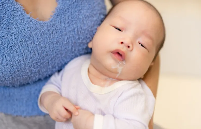 Nguyên nhân phổ biến gây chàm sữa ở cổ là do di truyền và cơ địa của bé