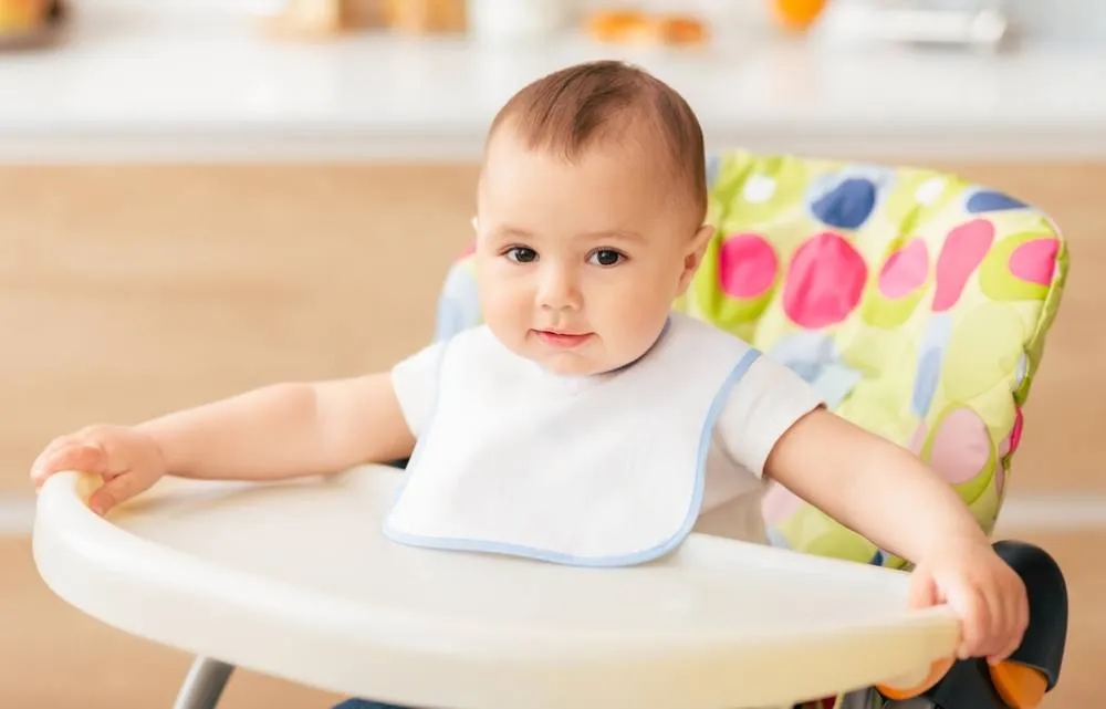 giữ vùng cổ sạch sẽ khi bé bị chàm sữa ở cổ