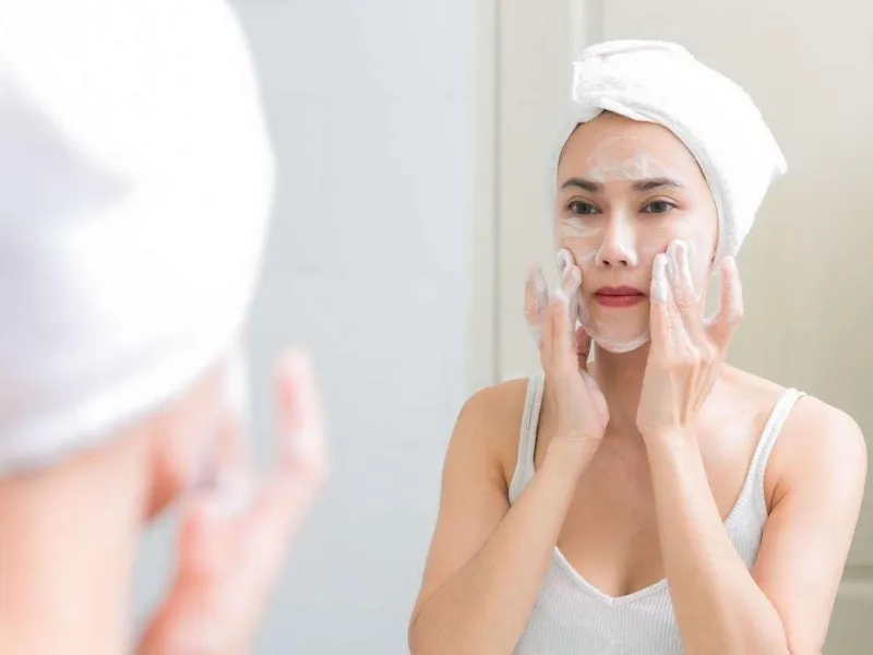 Việc rửa mặt bằng sữa rửa mặt chỉ nên thực hiện 1 - 2 lần/ngày vào buổi sáng và buổi tối.