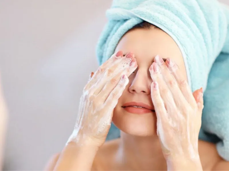 Đối với da thường bạn nên rửa mặt khoảng 2 lần/ngày