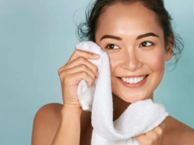 Tránh dùng khăn mặt treo nhà tắm để lau mặt sau khi rửa mặt