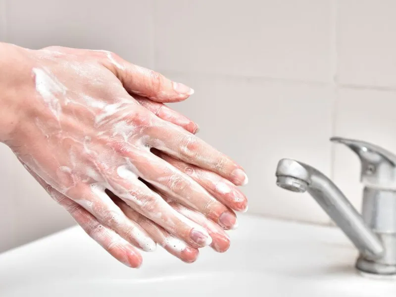 Luôn rửa tay bằng xà phòng trước khi chạm lên mặt.
