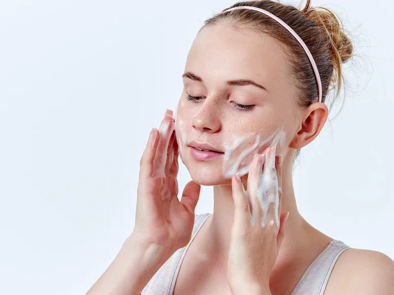 Massage nhẹ nhàng khi rửa mặt