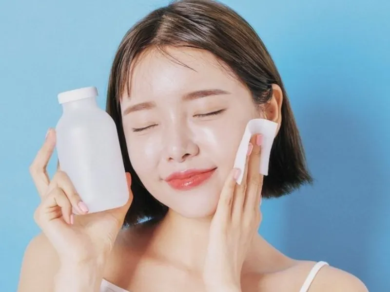 Nên dùng nước tẩy trang dịu nhẹ trước (nếu là buổi tối)