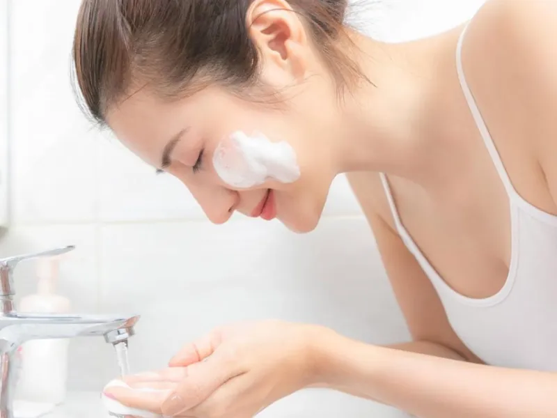 Nên chọn sữa rửa mặt có độ pH dịu nhẹ