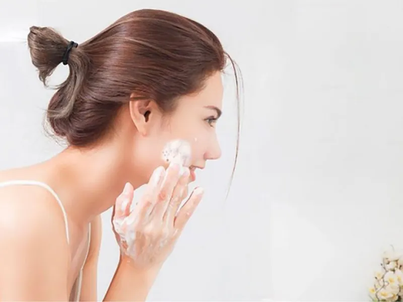 Làm sạch nhẹ nhàng bằng sữa rửa mặt