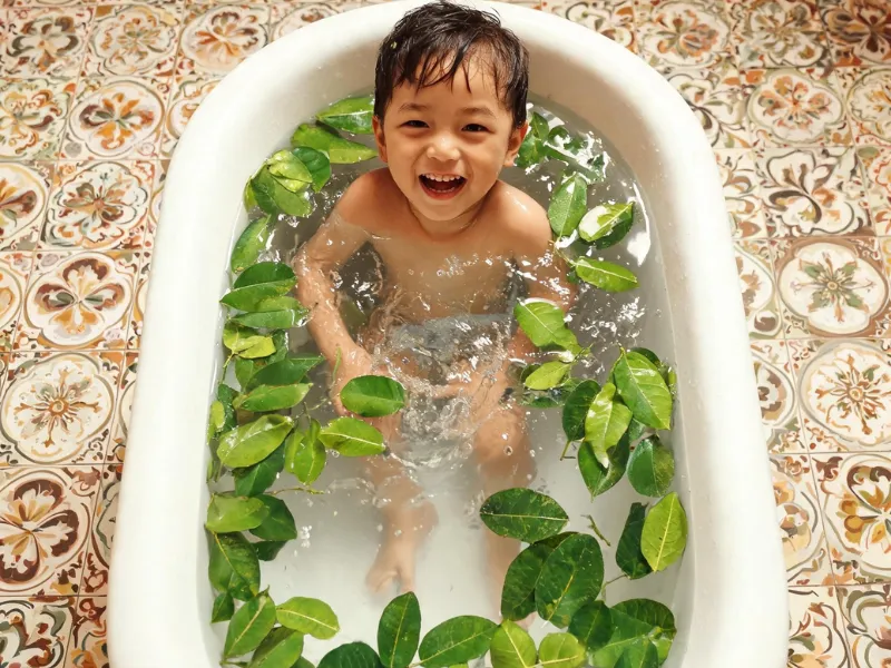 Tắm lá bưởi cho trẻ sơ sinh có tốt không?