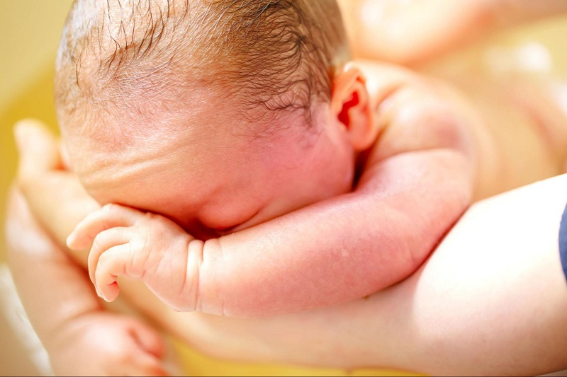 tắm nước lá lốt cho trẻ sơ sinh