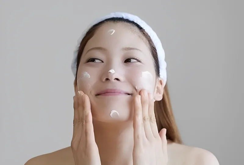 Hướng dẫn thoa kem chống nắng chi tiết từng bước