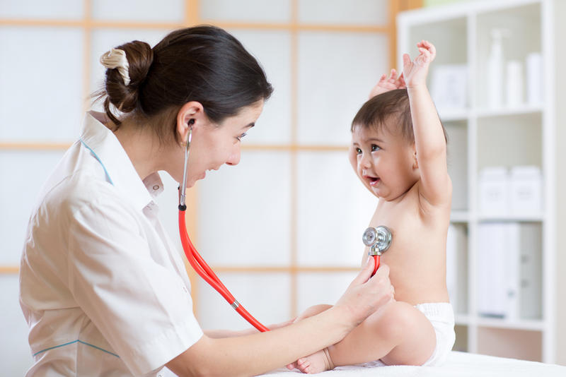 trẻ sơ sinh nổi mẩn đỏ ở mặt