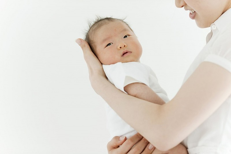 trẻ sơ sinh nổi mẩn đỏ ở mặt