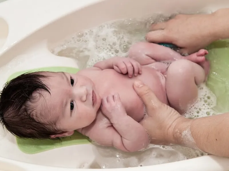 Tắm lá là giải pháp được nhiều ba mẹ chọn vì có ưu điểm dễ tìm, dễ thực hiện
