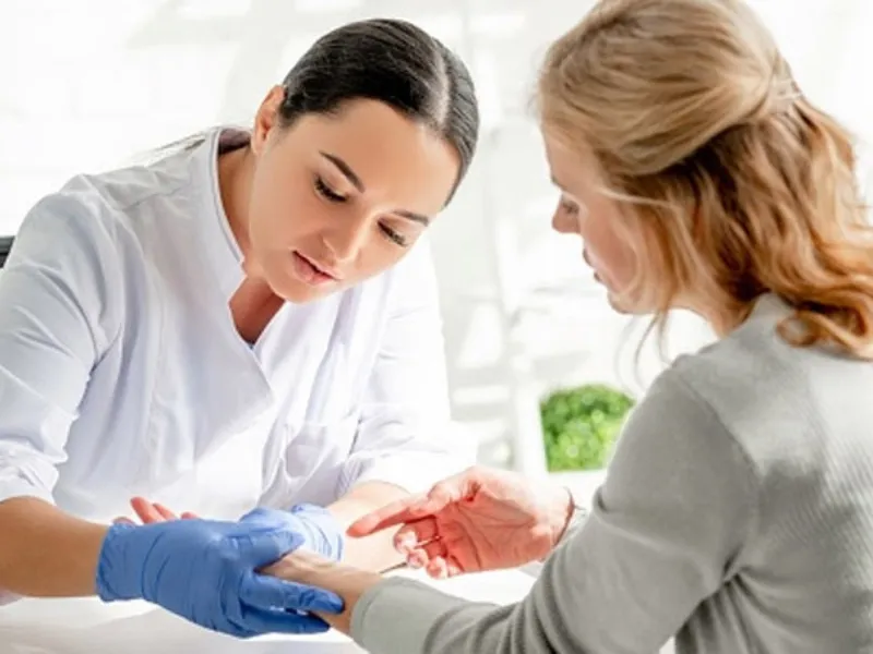 Rôm sảy kéo dài hoặc lan rộng nhanh bạn nên đi khám bác sĩ ngay