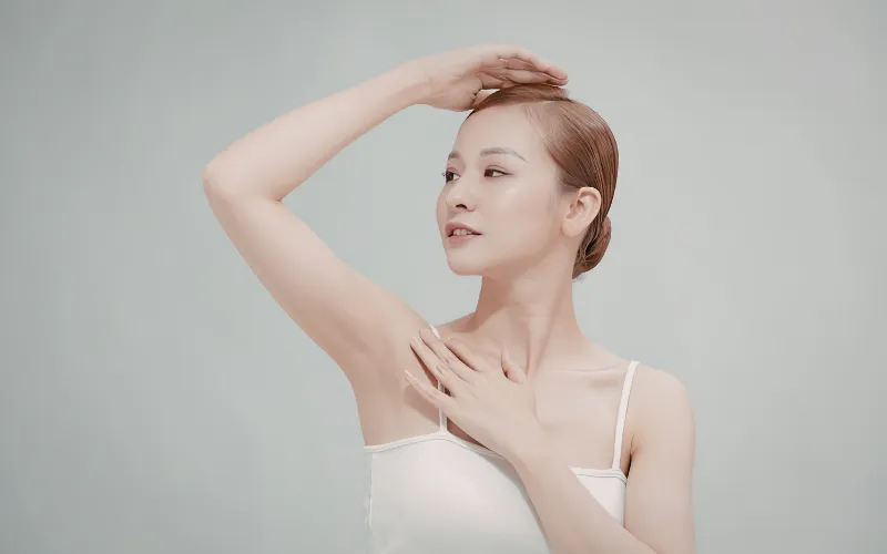 Dưỡng ẩm và dùng sản phẩm chuyên biệt