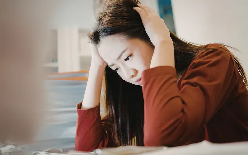 Stress có thực sự khiến mặt bị nổi mẩn đỏ không?
