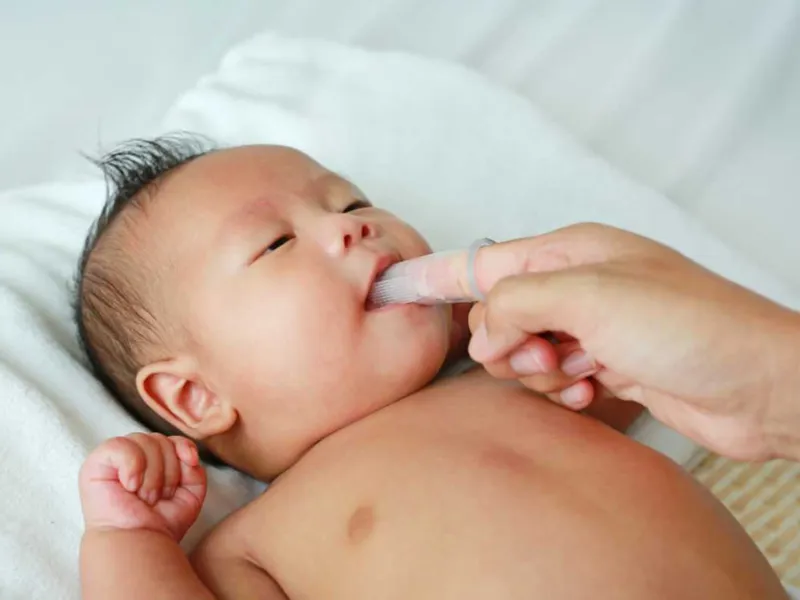 Khi nào nên bắt đầu chăm sóc răng miệng cho bé?