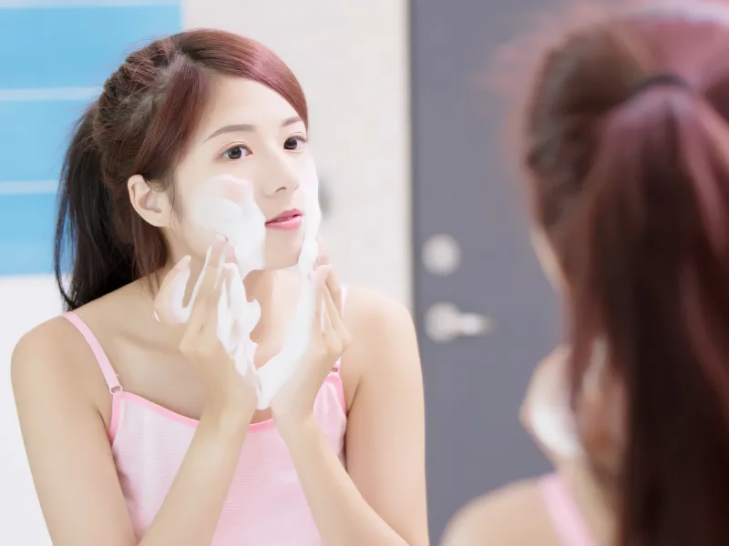 Khi rửa mặt buổi sáng và tối