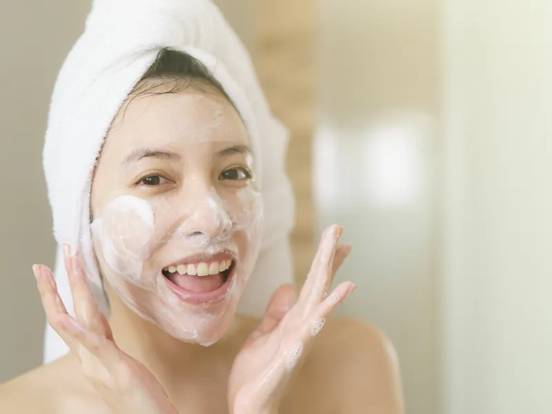 Có thể chỉ rửa mặt bằng nước vào buổi sáng không?