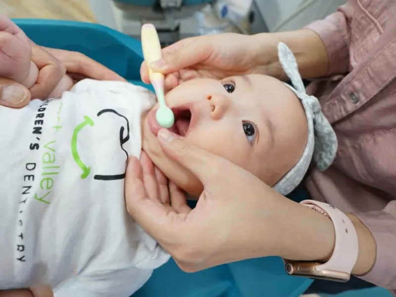 Đưa bé đi khám nha khoa định kỳ
